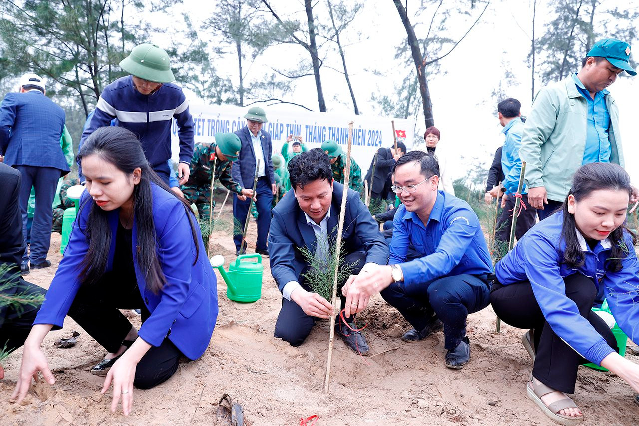 Bộ trưởng Đặng Quốc Khánh và các đại biểu trồng phi lao tại bãi biển Thiên Cầm, Hà Tĩnh.