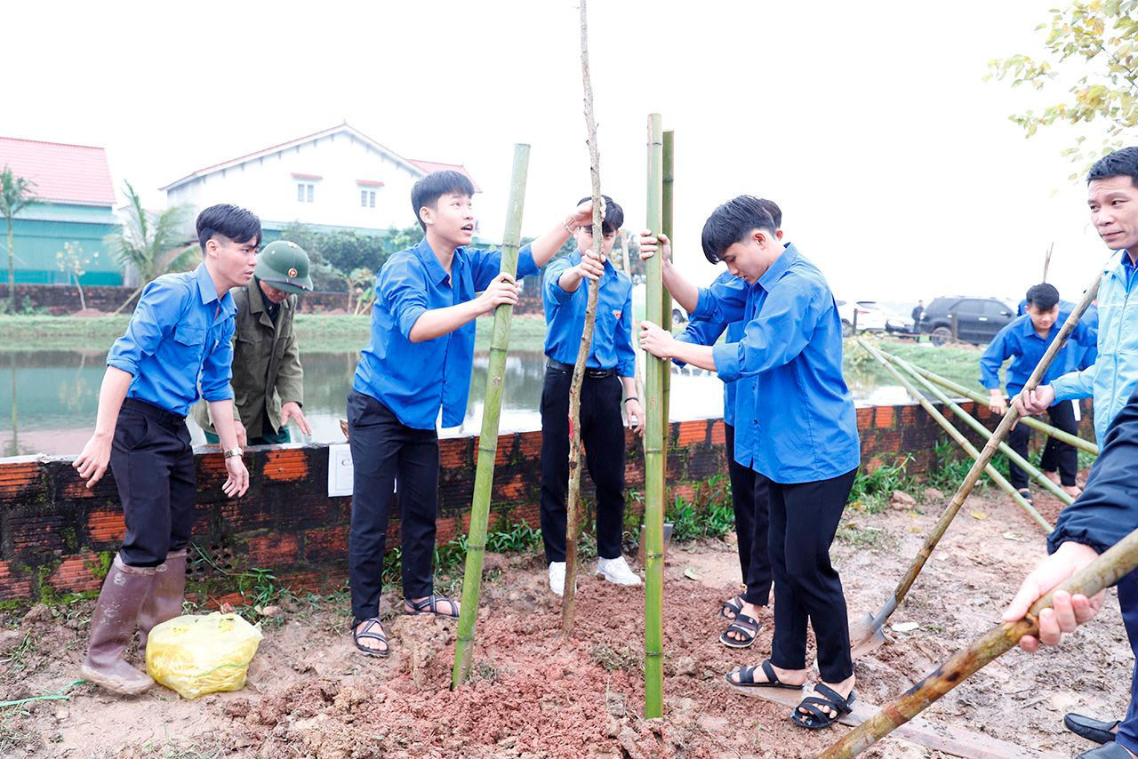 Các đoàn viên thanh niên tham dự Tết trồng cây tại huyện Cẩm Xuyên, Hà Tĩnh.