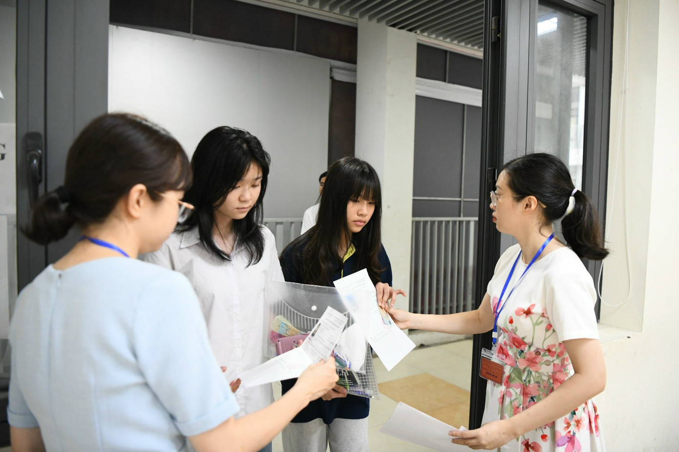 Bộ GD&amp;ĐT yêu cầu, các trường học tổ chức cho học sinh lớp cuối cấp tăng cường ôn thi tuyển sinh, ôn thi tốt nghiệp theo kế hoạch giáo dục của nhà trường.