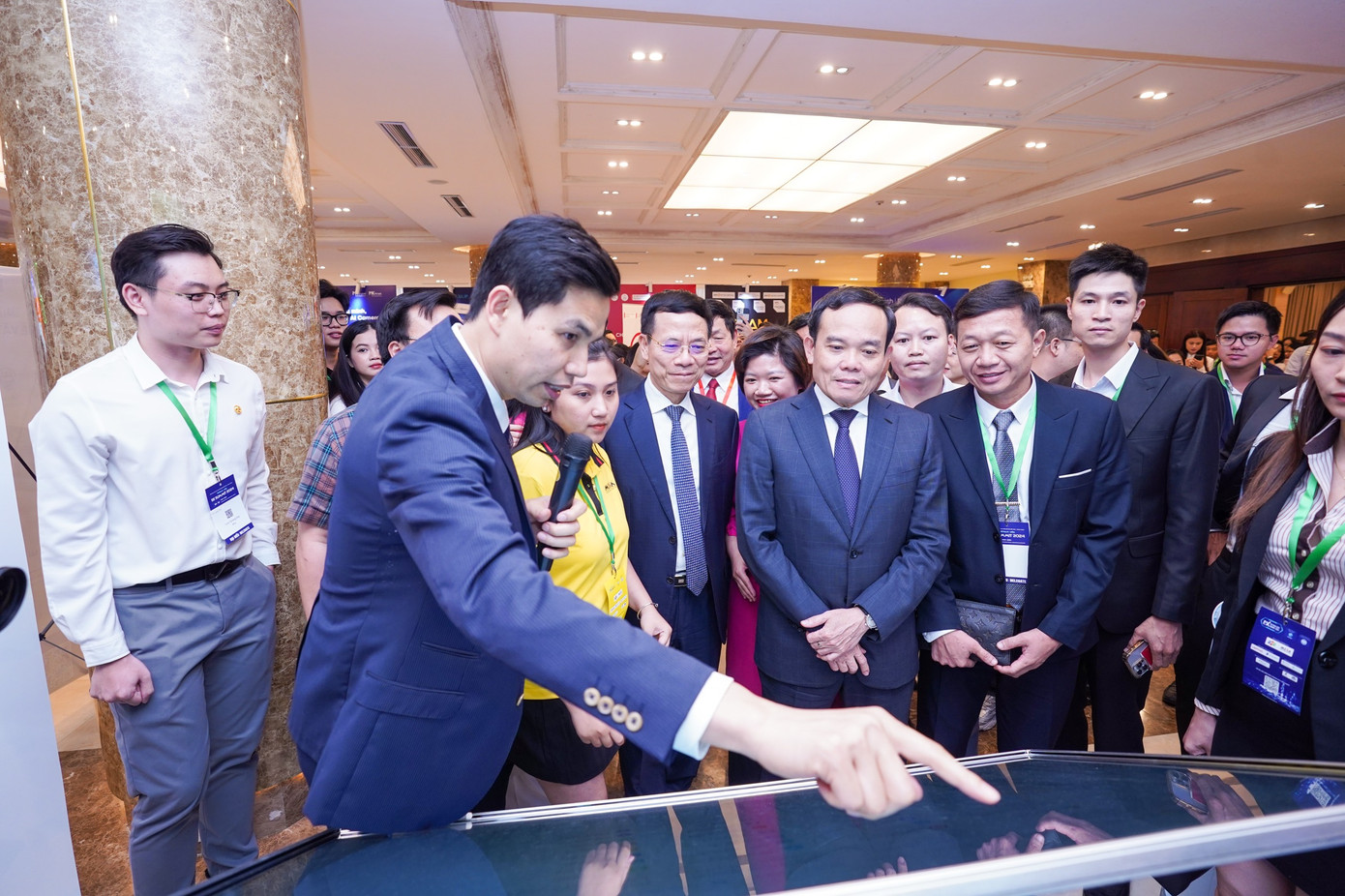 Phó Thủ tướng tham quan triển lãm các sản phẩm công nghệ tại diễn đàn.