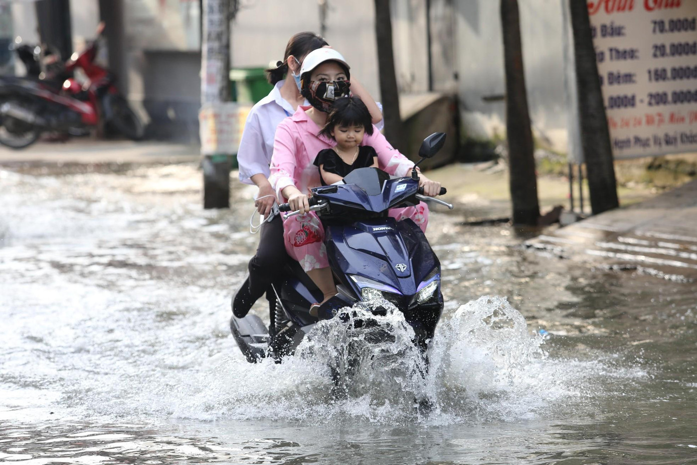 Nam Bộ đối mặt với ngập úng diện rộng do tác động của triều cường và mưa dông chiều nay. Ảnh: Hữu Huy.