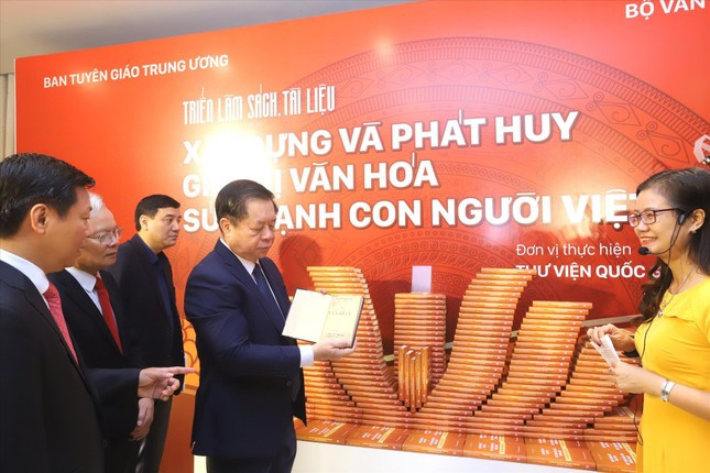 Các đại biểu tham quan triển lãm sách tại Hội thảo "Hệ giá trị quốc gia, hệ giá trị văn hoá, hệ giá trị gia đình và chuẩn mực con người Việt Nam trong thời kỳ mới”.