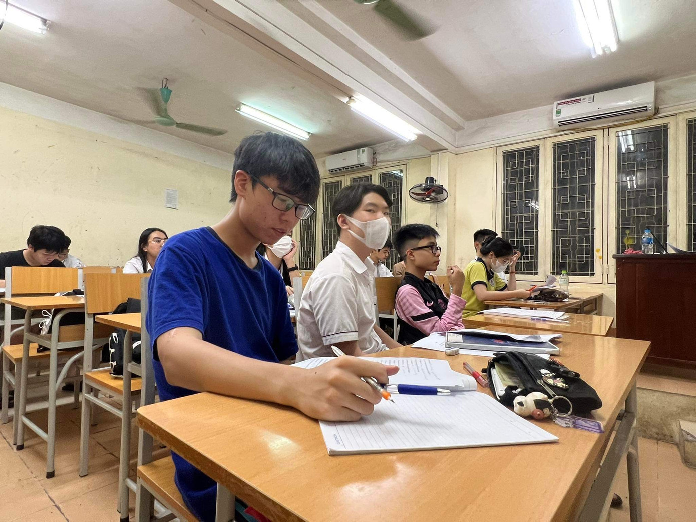 Học sinh các trường THCS tại Hà Nội vẫn tăng tốc ôn tập chuẩn bị cho kỳ thi.