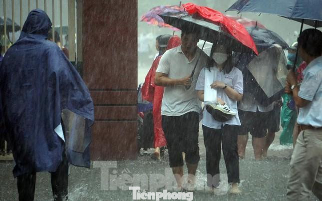 Thí sinh ở Hải Phòng "đội mưa" dự thi trong ngày 7/7. (ảnh: Nguyễn Hoàn)