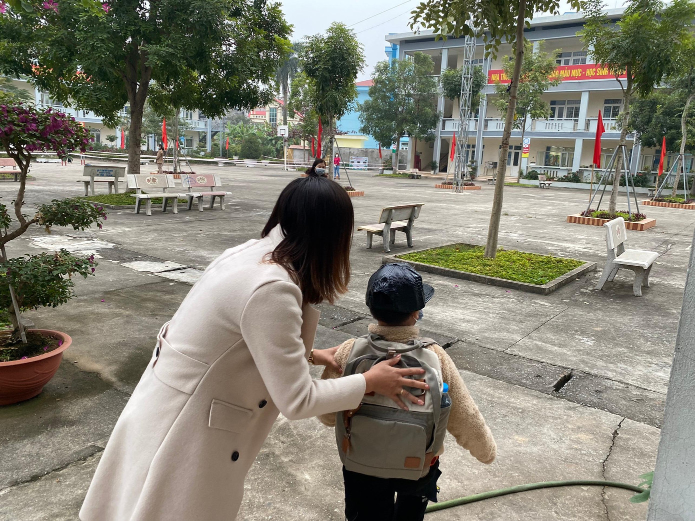 Ngày đến ôn tập để kiểm tra kết thúc học kỳ I đối với học sinh lớp 1 ở đây cũng chính là ngày đầu tiên các em được tới trường. Em còn chưa biết lối nào để có thể vào lớp. Ngày đến ôn tập để kiểm tra kết thúc học kỳ I đối với học sinh lớp 1 ở đây cũng chính là ngày đầu tiên các em được tới trường. Em còn chưa biết lối nào để có thể vào lớp.