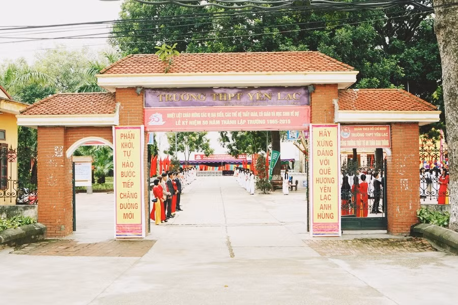 Trường này thu tiền ghế ngồi tập trung cho học sinh, tiền học bạ, thu quỹ hội cha mẹ học sinh…chưa đúng quy định.