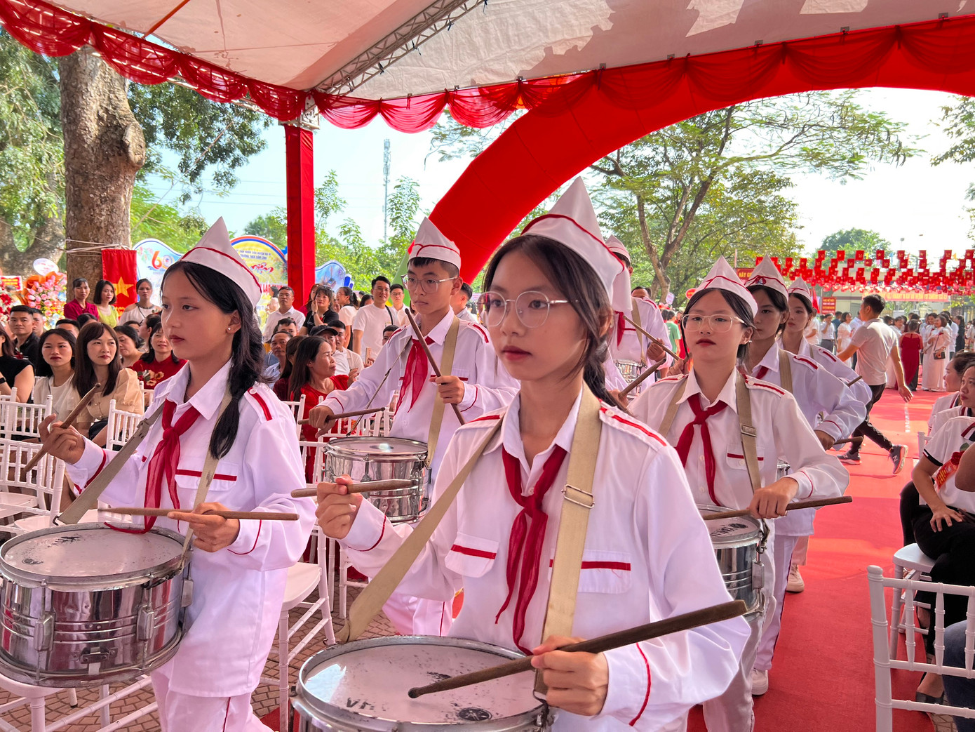 Thế hệ học sinh hôm nay tự tin, rạng rỡ. Thế hệ học sinh hôm nay tự tin, rạng rỡ.