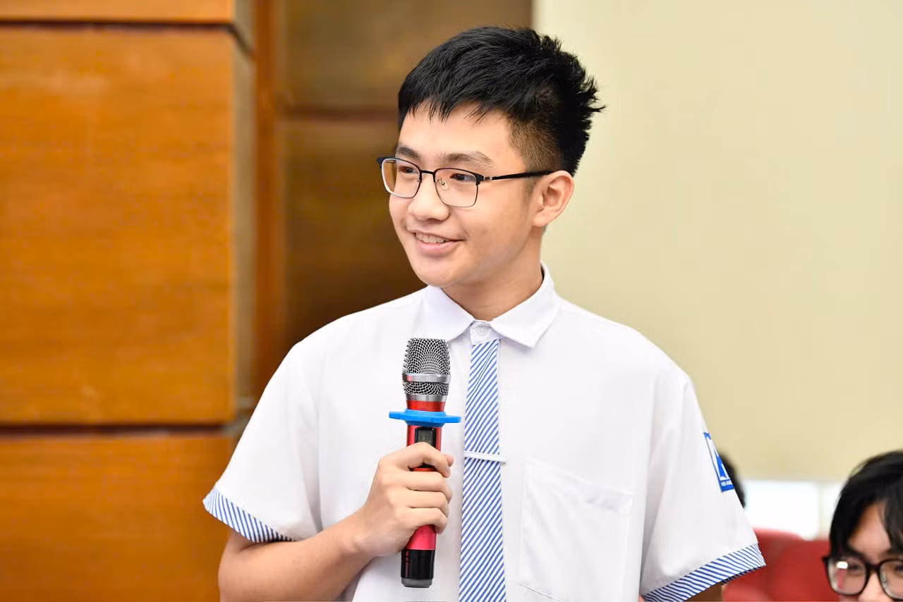 Em Hoàng Nam Anh, học sinh Trường THPT chuyên Hà Nội Amsterdam hào hứng khi tham gia cuộc thi. Em Hoàng Nam Anh, học sinh Trường THPT chuyên Hà Nội Amsterdam hào hứng khi tham gia cuộc thi.