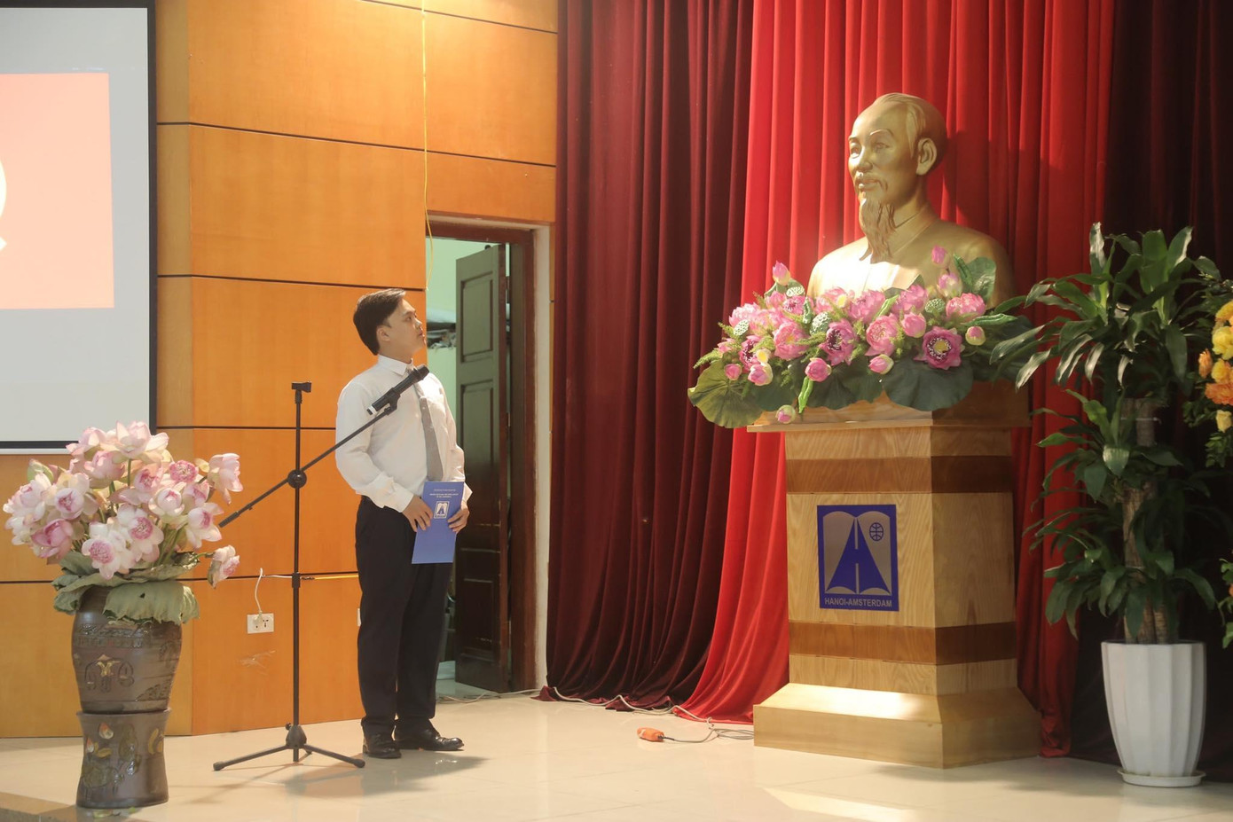 Học sinh Trường Hà Nội – Amsterdam tại buổi lễ kết nạp Đảng.