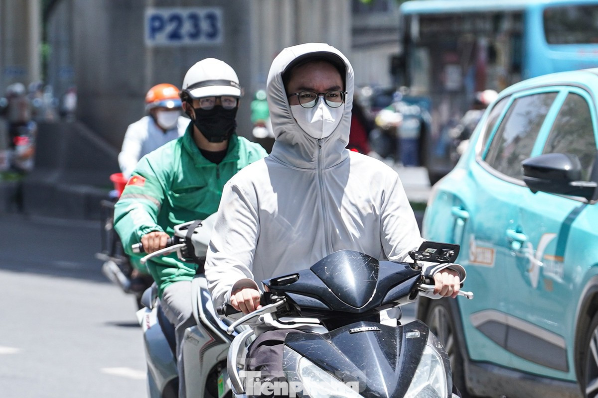 Hà Nội "nóng như thiêu" trong ngày hôm nay (1/6). Ảnh: Đức Nguyễn. Hà Nội "nóng như thiêu" trong ngày hôm nay (1/6). Ảnh: Đức Nguyễn.