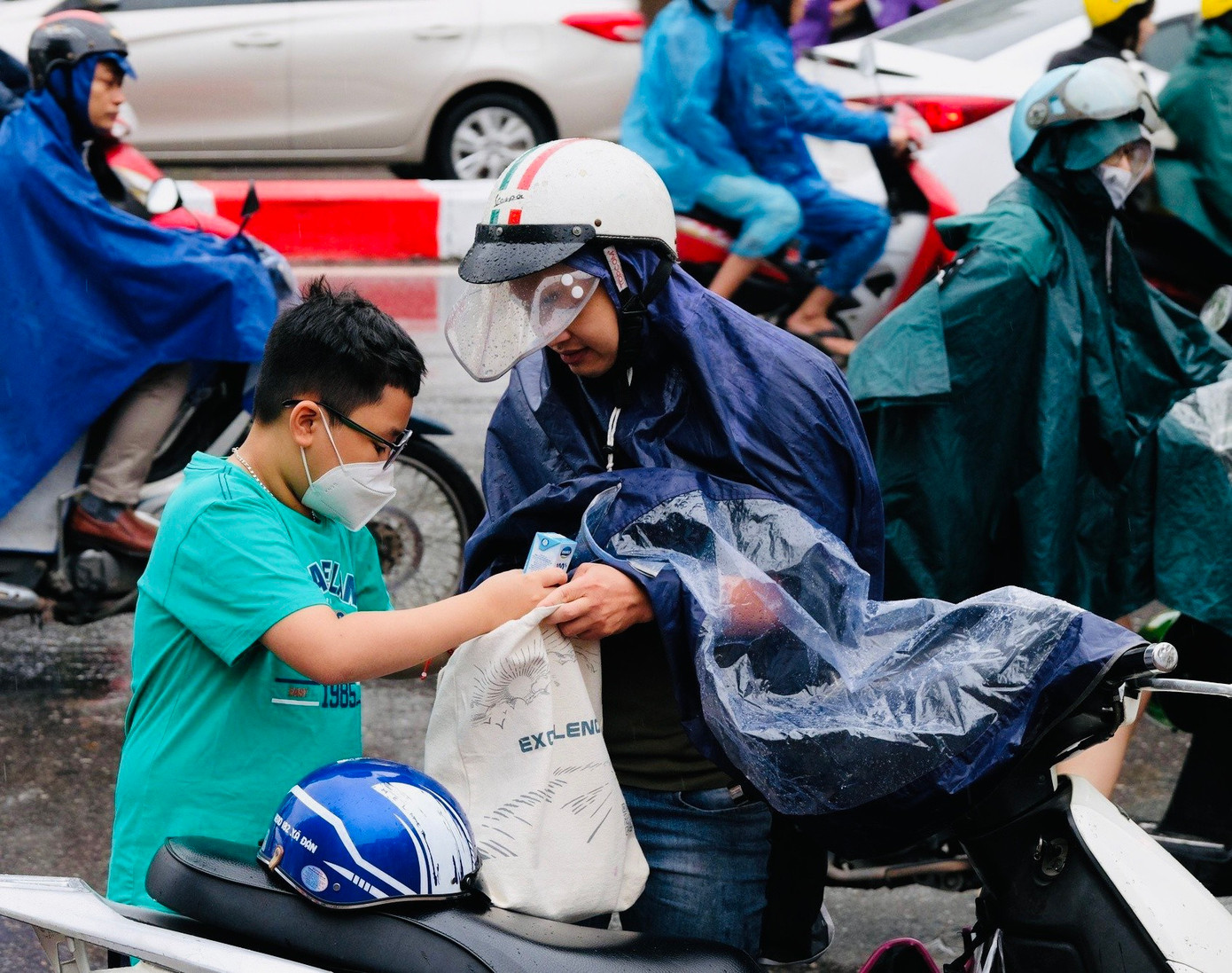 Phụ huynh Hà Nội đưa con đi dự thi vào lớp 6, Trường THPT Chuyên Hà Nội Amsterdam năm ngoái. (ảnh: Hoàng Mạnh Thắng)