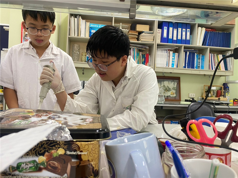 Em Đào Minh Hùng (trái) và Chu Nhật Minh (phải) trong quá trình nghiên cứu đề tài.