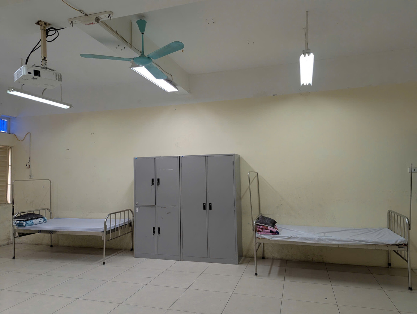 Phòng Y tế đầy đủ thuốc men dự phòng. Trong các ngày thi, sẽ có 3 nhân viên túc trực, sẵn sàng xử lý các tình huống liên quan đến sức khỏe thí sinh, cán bộ, giáo viên coi thi.