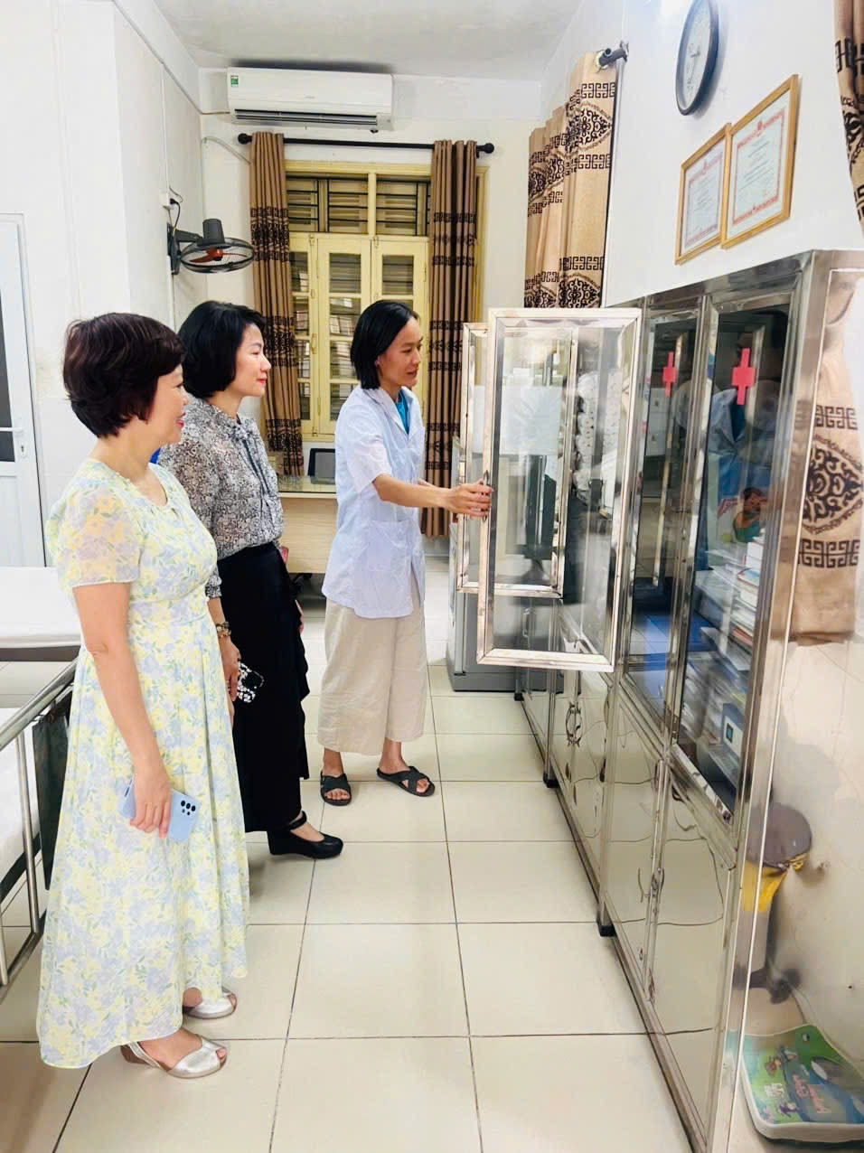 Kiểm tra một lần nữa về thuốc dự phòng ở phòng y tế.