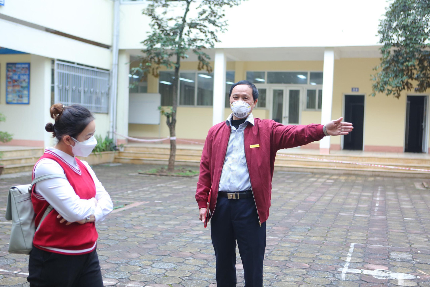 Tránh tình huống tập trung quá đông tại sân trường, học sinh được yêu cầu đi thẳng lên lớp học. Tránh tình huống tập trung quá đông tại sân trường, học sinh được yêu cầu đi thẳng lên lớp học.