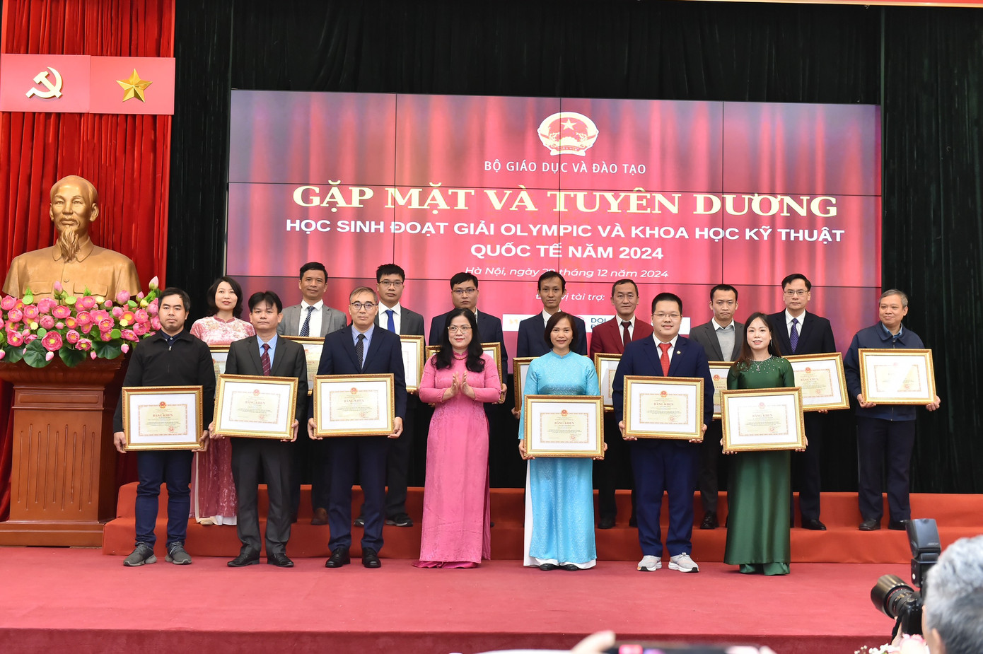 Bộ GD&ĐT cũng tặng Bằng khen cho các thầy cô giáo có thành tích xuất sắc trong ôn luyện, bồi dưỡng cho học sinh. Bộ GD&ĐT cũng tặng Bằng khen cho các thầy cô giáo có thành tích xuất sắc trong ôn luyện, bồi dưỡng cho học sinh.