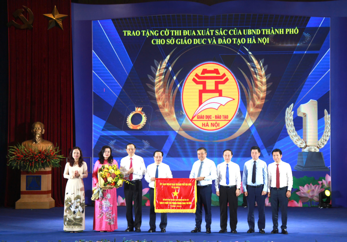 Tại lễ tổng kết, Sở GD&amp;ĐT Hà Nội được UBND thành phố tặng Cờ thi đua xuất sắc.