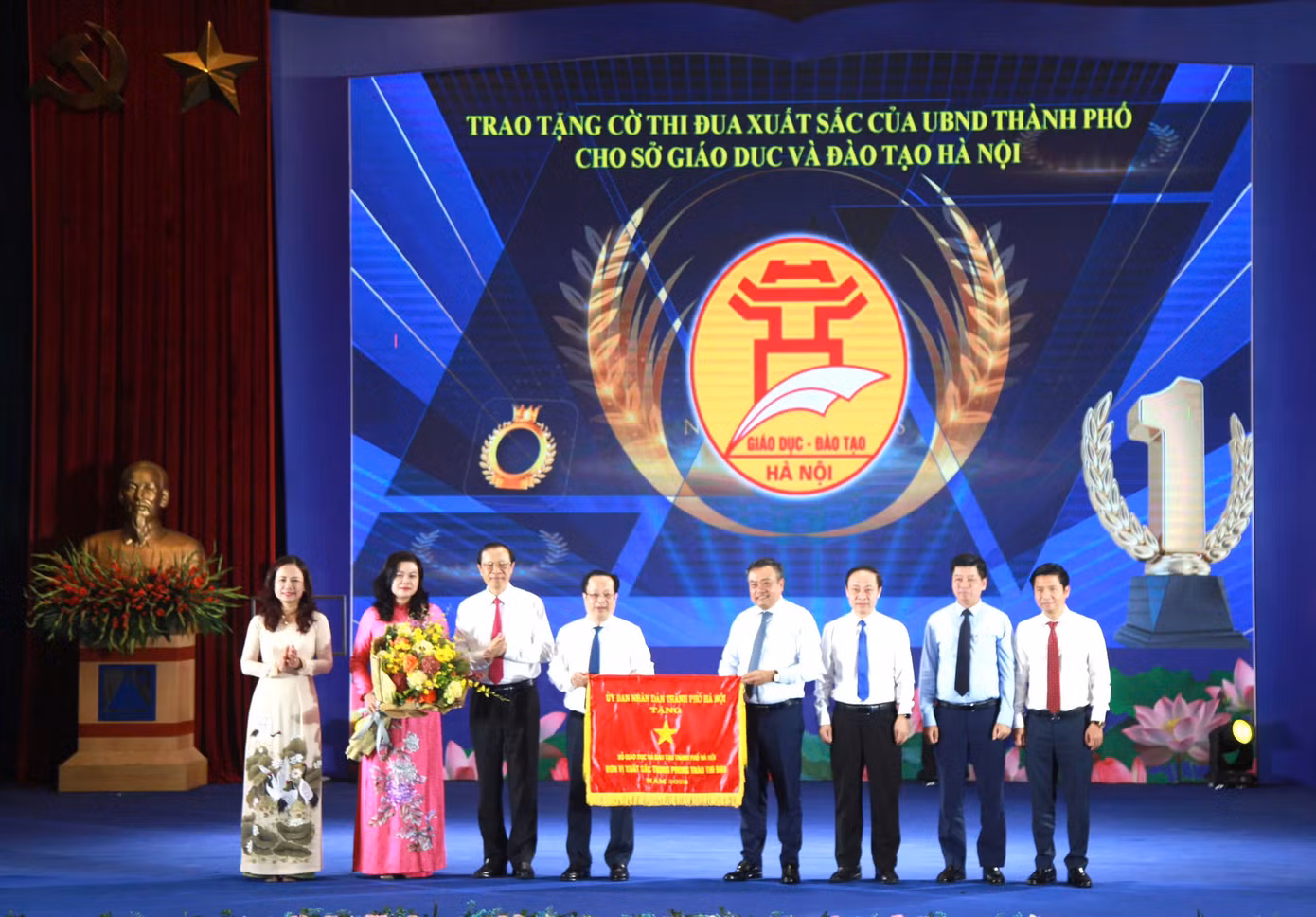 Tại lễ tổng kết, Sở GD&amp;ĐT Hà Nội được UBND thành phố tặng Cờ thi đua xuất sắc.