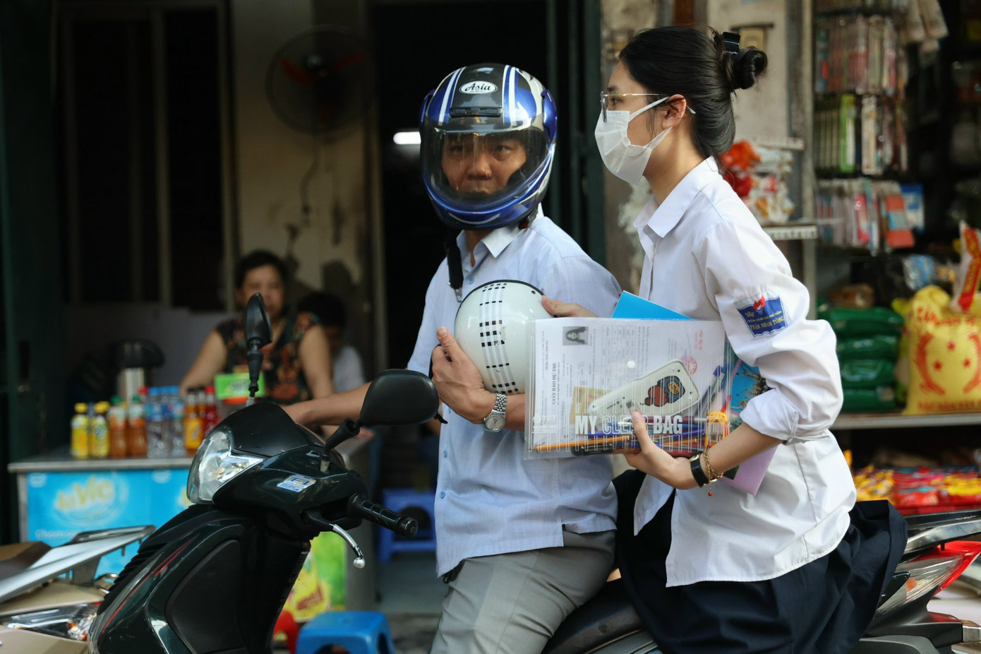 Đúng 14 giờ chiều nay (26/6), gần 1,1 triệu thí sinh sẽ đến các điểm thi trên toàn quốc làm thủ tục dự Kỳ thi Tốt nghiệp THPT năm 2024. Đúng 14 giờ chiều nay (26/6), gần 1,1 triệu thí sinh sẽ đến các điểm thi trên toàn quốc làm thủ tục dự Kỳ thi Tốt nghiệp THPT năm 2024.