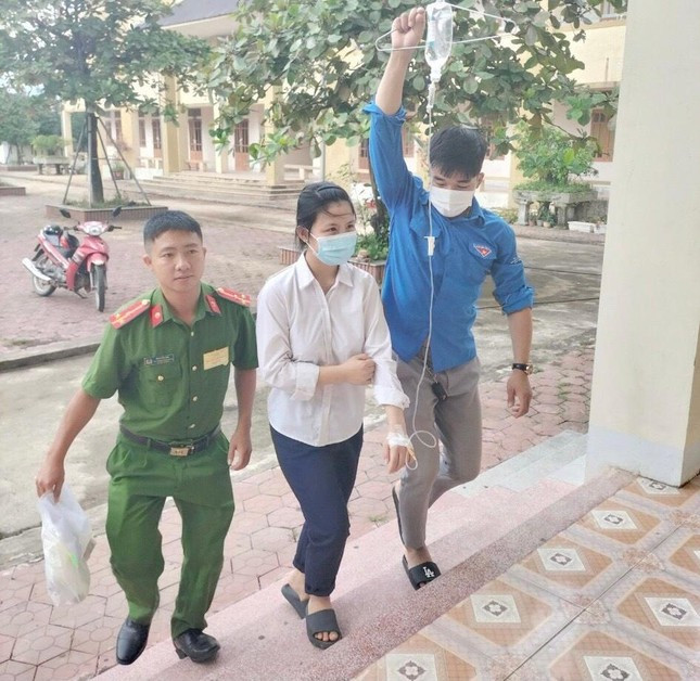 Quy chế là vậy nhưng trong các kỳ thi trước, một số thí sinh ốm đau, vẫn cố gắng đi nạng, thậm chí vừa truyền nước vừa dự thi. Quy chế là vậy nhưng trong các kỳ thi trước, một số thí sinh ốm đau, vẫn cố gắng đi nạng, thậm chí vừa truyền nước vừa dự thi.