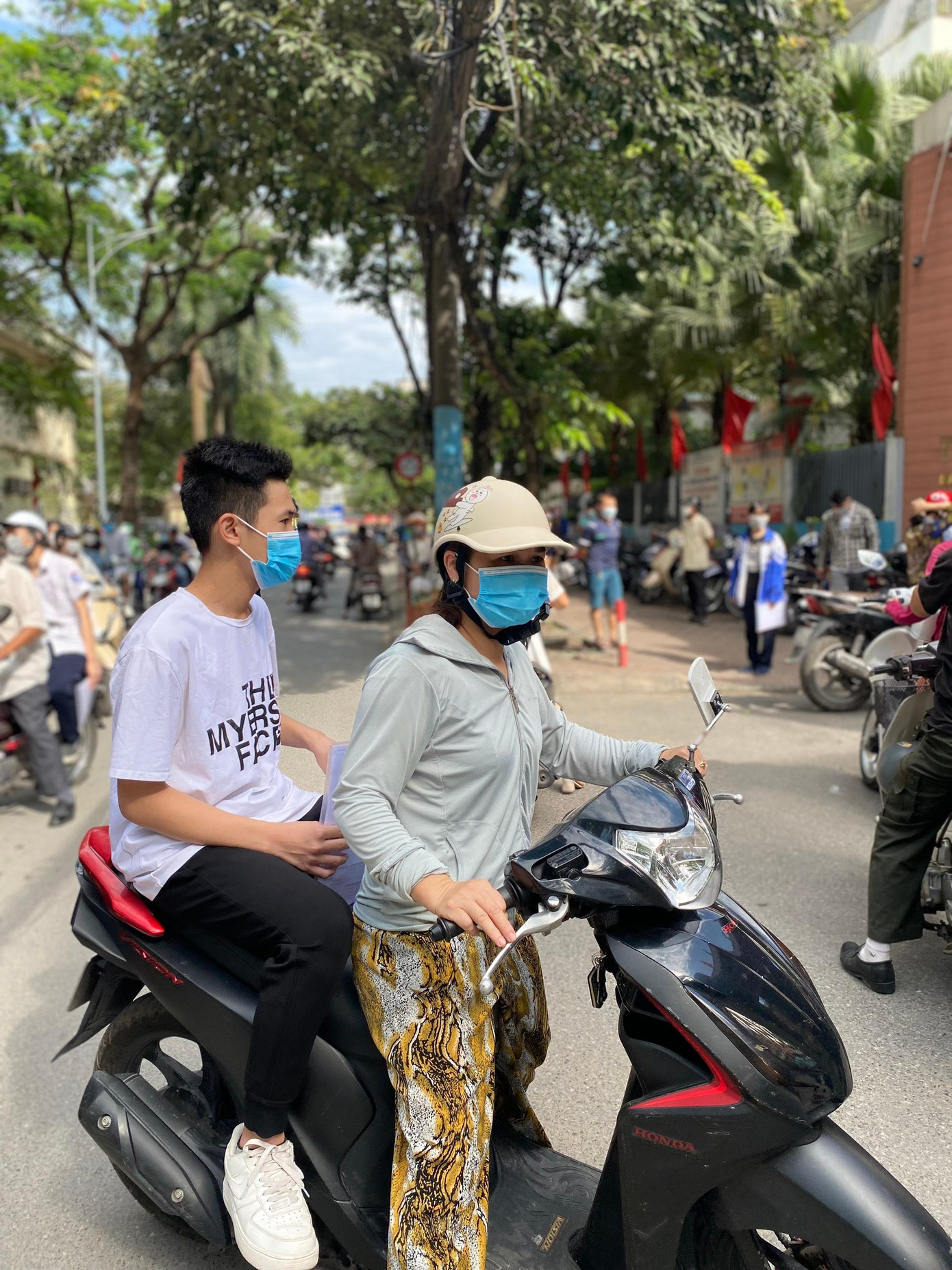 Một thí sinh khác cũng được người nhà chở đến điểm thi làm thủ tục để ngày mai bắt đầu tham gia kỳ thi tuyển sinh lớp 10 đầy áp lực ở Hà Nội. (ảnh: Hà Linh) Một thí sinh khác cũng được người nhà chở đến điểm thi làm thủ tục để ngày mai bắt đầu tham gia kỳ thi tuyển sinh lớp 10 đầy áp lực ở Hà Nội. (ảnh: Hà Linh)