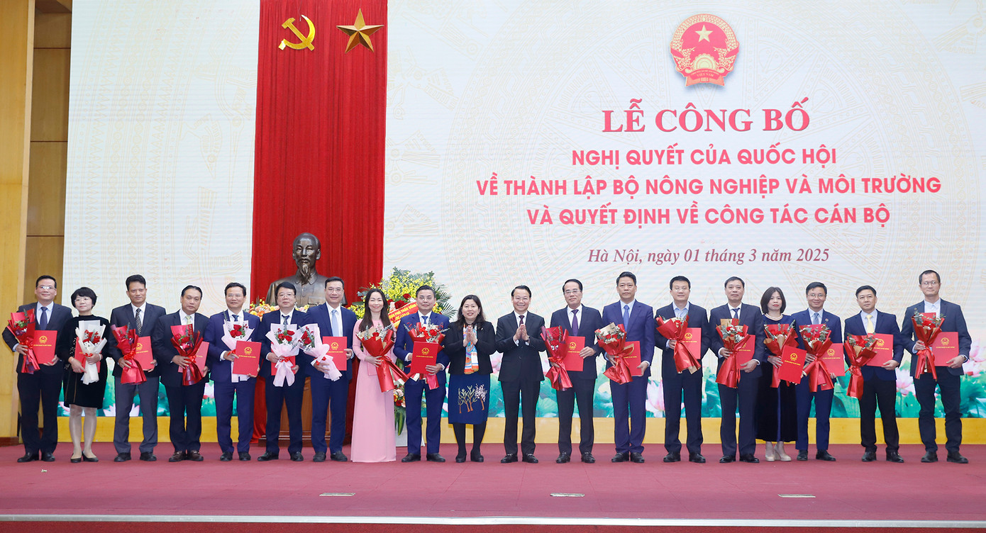 Bộ trưởng Bộ Nông nghiệp và Môi trường Đỗ Đức Duy và Thứ trưởng Nguyễn Thị Phương Hoa trao quyết định bổ nhiệm cho lãnh đạo các đơn vị thuộc Cục Môi trường, Cục Biến đổi khí hậu, Cục Khí tượng Thuỷ văn của Bộ Nông nghiệp và Môi trường.