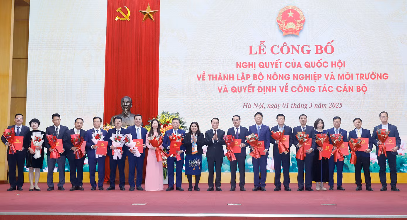 Bộ trưởng Bộ Nông nghiệp và Môi trường Đỗ Đức Duy và Thứ trưởng Nguyễn Thị Phương Hoa trao quyết định bổ nhiệm cho lãnh đạo các đơn vị thuộc Cục Môi trường, Cục Biến đổi khí hậu, Cục Khí tượng Thuỷ văn của Bộ Nông nghiệp và Môi trường.
