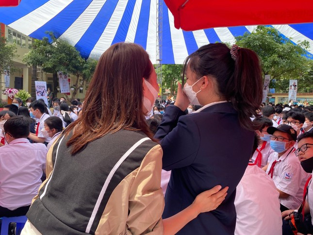 Học sinh bật khóc vì căng thẳng, áp lực trong học tập.