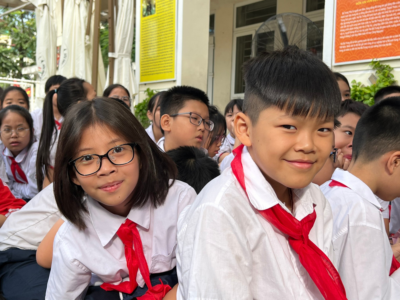 Cắt các giờ học tăng cường, hằng ngày, các trường tiểu học có thể sẽ phải cho học sinh tan học vào khoảng 15 giờ 30 phút. Cắt các giờ học tăng cường, hằng ngày, các trường tiểu học có thể sẽ phải cho học sinh tan học vào khoảng 15 giờ 30 phút.