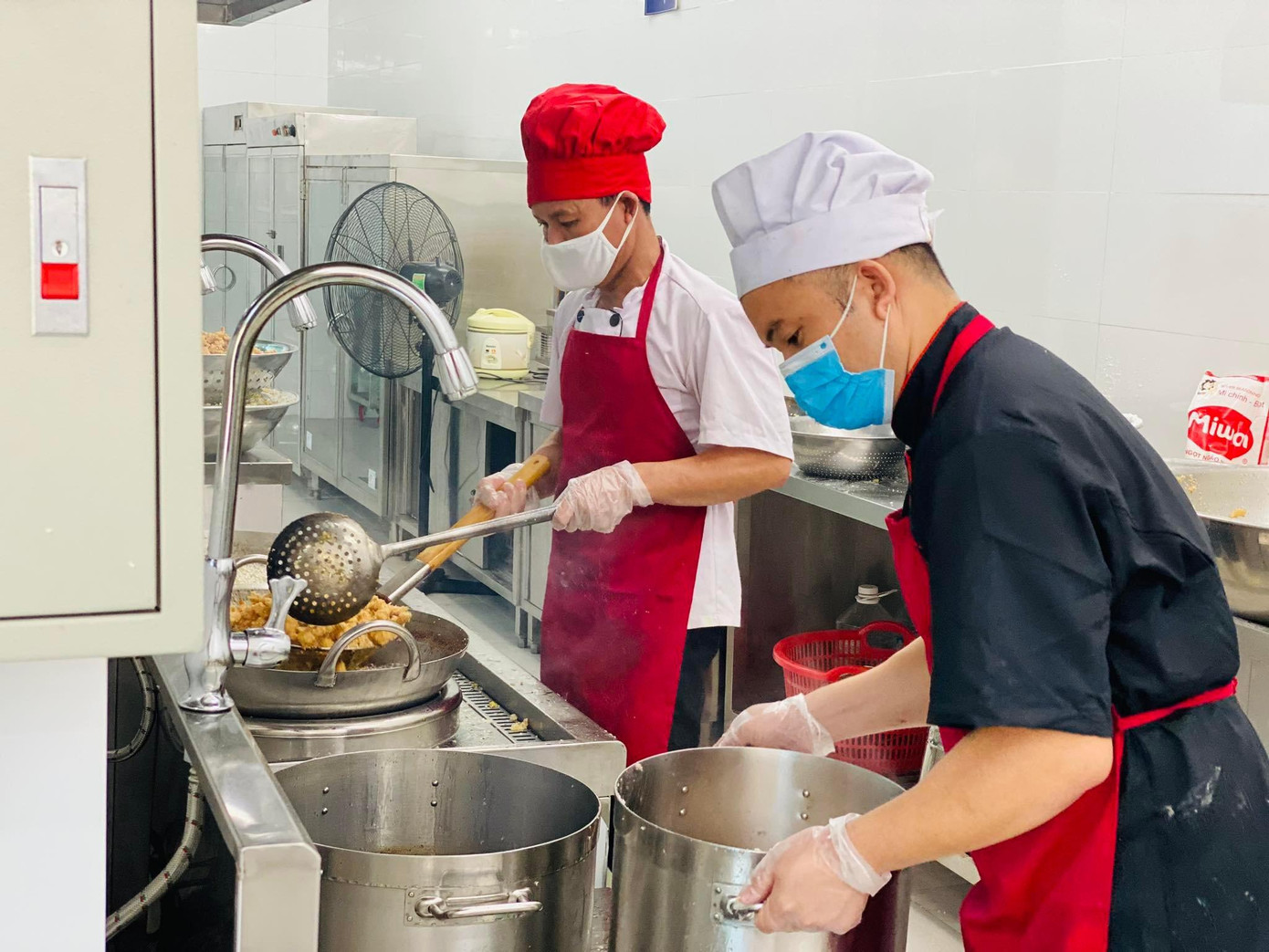 Nhân viên nhà bếp chế biến bữa ăn học sinh phải đảm bảo điều kiện an toàn.