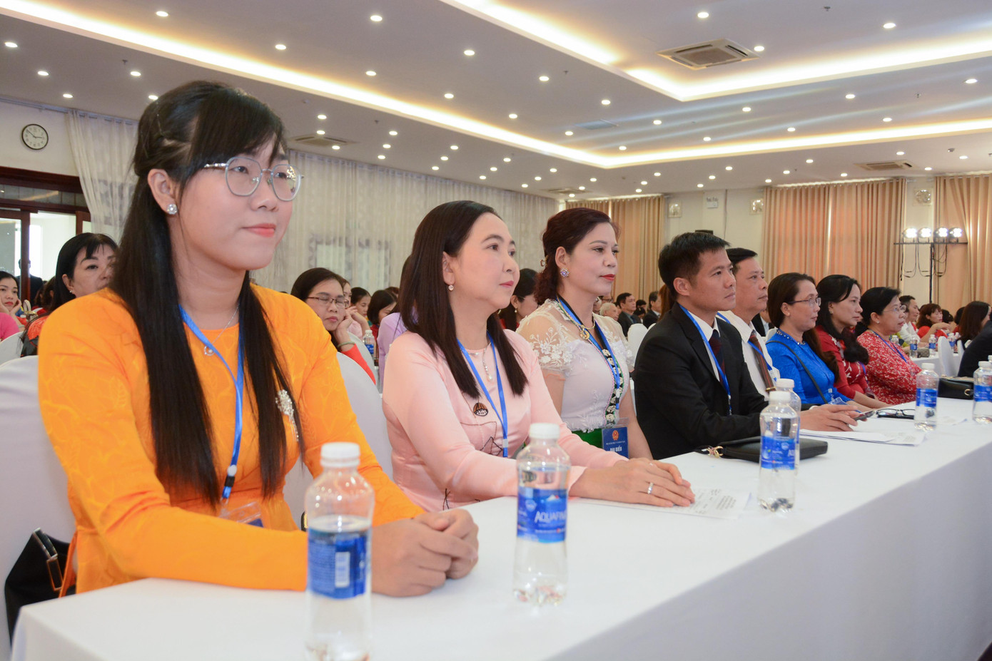 Các nhà giáo được tuyên dương chia sẻ cảm xúc hạnh phúc, tự hào khi được lựa chọn để vinh danh. Các nhà giáo được tuyên dương chia sẻ cảm xúc hạnh phúc, tự hào khi được lựa chọn để vinh danh.