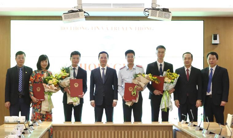 Lãnh đạo Bộ Thông tin và Truyền thông tặng hoa các cán bộ được bổ nhiệm sáng nay.
