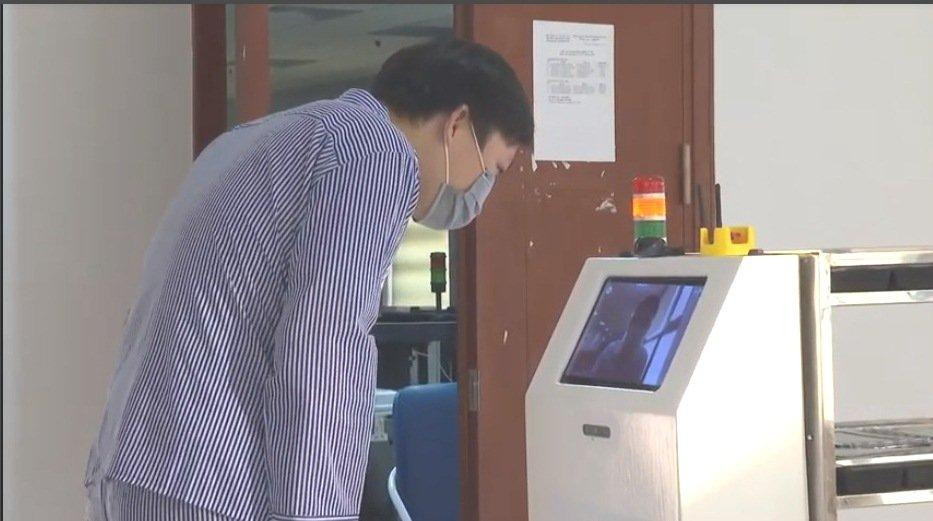 Bác sỹ có thể tương tác với người bệnh qua hẹ thống camera trên robot, giúp hạn chế tiếp xúc trực tiếp, giảm nguy cơ lây nhiễm.