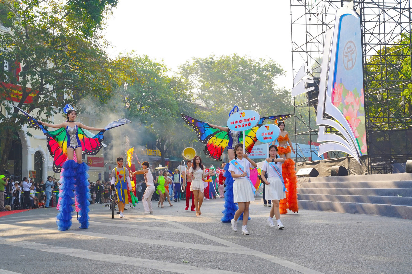 Một sáng mùa thu, sáng hoa rực rỡ, ngợp trời bên bờ Hồ Hoàn Kiếm. Các em học sinh nguyện tiếp tục phấn đấu, rèn đức, luyện tài vì ngày mai tươi sáng.