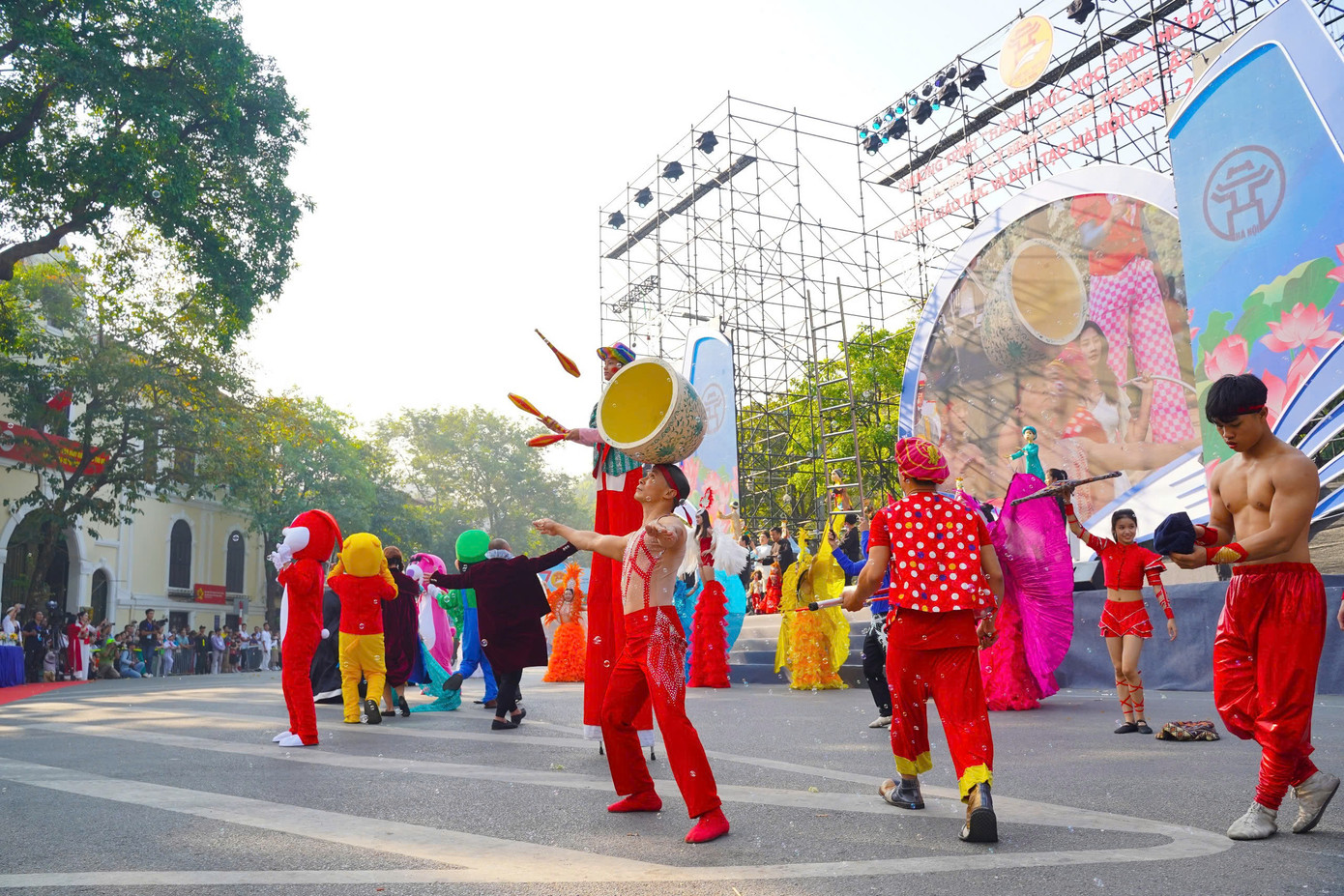 Chương trình đặc biệt ấn tượng khi có sự tham gia của các nghệ sĩ xiếc.