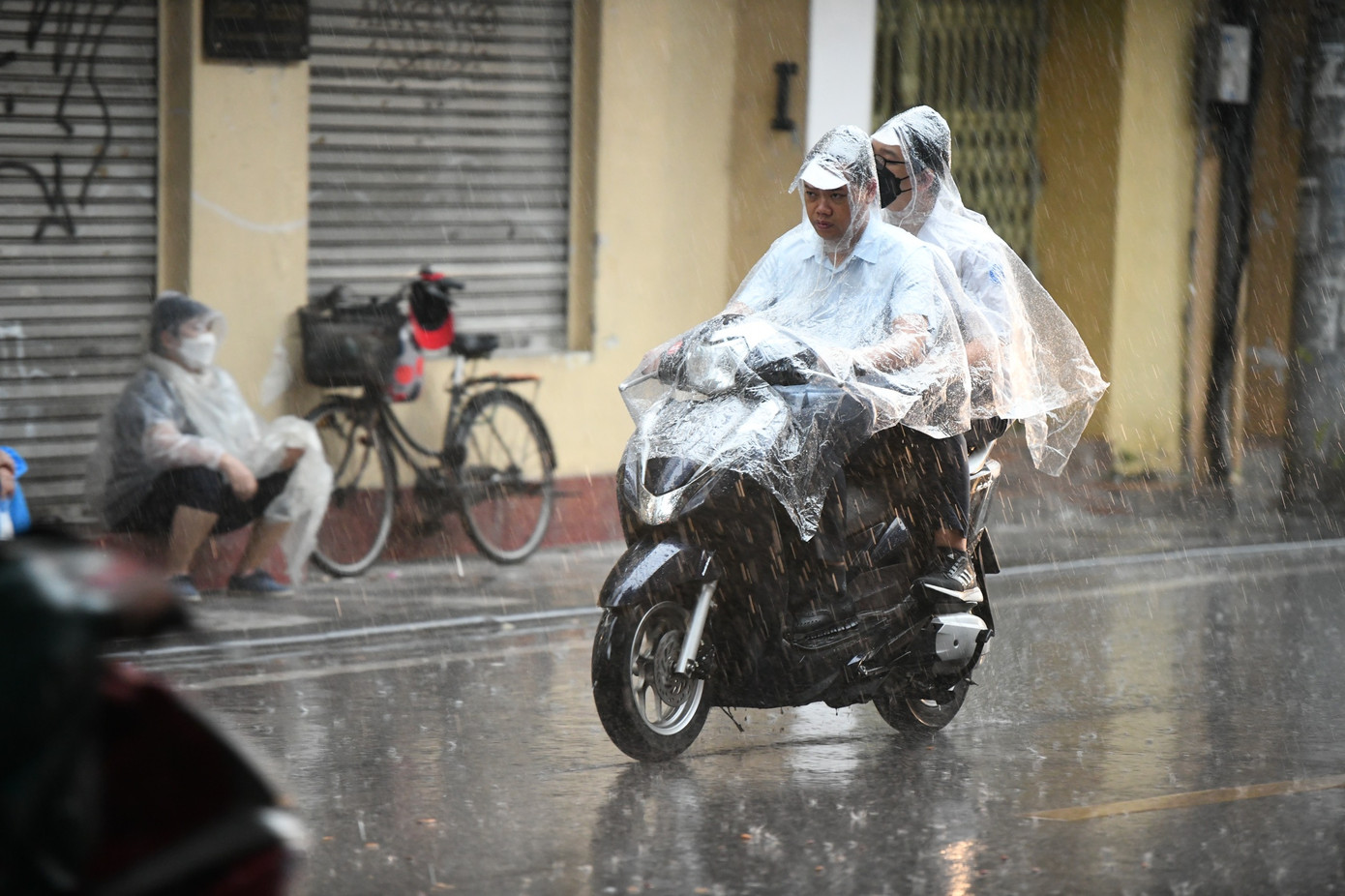 Miền Bắc hôm nay có mưa nhỏ rải rác, vùng núi có mưa dông.