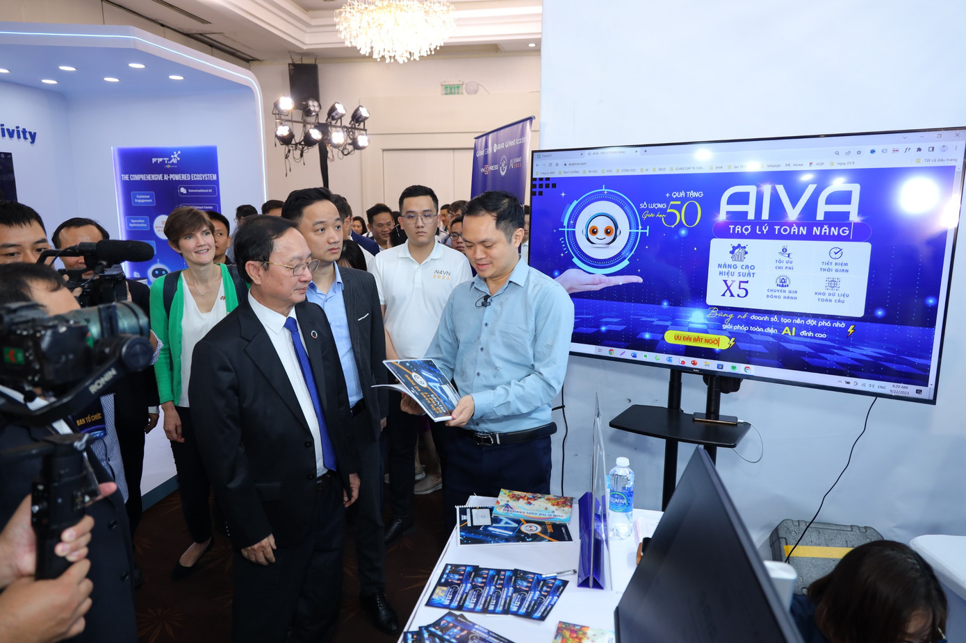 Bộ trưởng Bộ Khoa học và Công nghệ Huỳnh Thành Đạt thăm gian hàng tại Ngày hội Trí tuệ Nhân tạo năm 2023 vừa diễn ra.