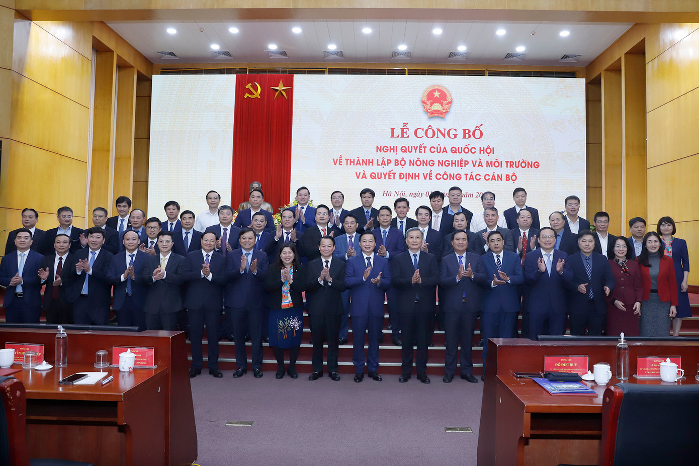 Phó Thủ tướng Chính phủ Trần Hồng Hà và Bộ trưởng Đỗ Đức Duy chụp ảnh cùng các Thứ trưởng và lãnh đạo các đơn vị trực thuộc Bộ chiều 1/3. Phó Thủ tướng Chính phủ Trần Hồng Hà và Bộ trưởng Đỗ Đức Duy chụp ảnh cùng các Thứ trưởng và lãnh đạo các đơn vị trực thuộc Bộ chiều 1/3.