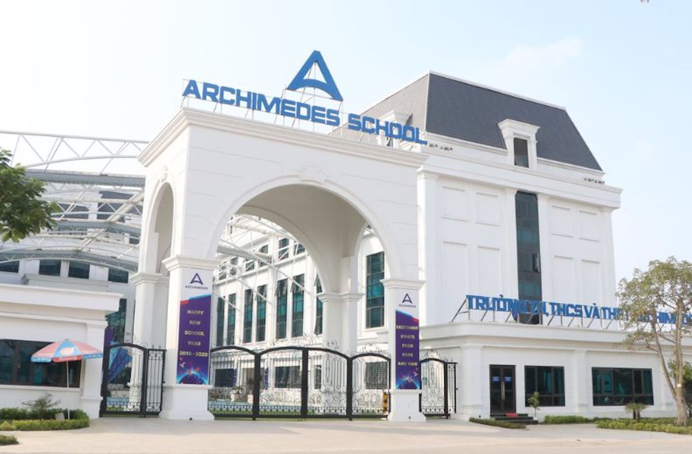 Trường Tiểu học Archimedes Academy (quận Cầu Giấy) phải xin lỗi phụ huynh và hứa siết quy trình xe đưa đón học sinh sau sự cố hôm 22/6. Trường Tiểu học Archimedes Academy (quận Cầu Giấy) phải xin lỗi phụ huynh và hứa siết quy trình xe đưa đón học sinh sau sự cố hôm 22/6.