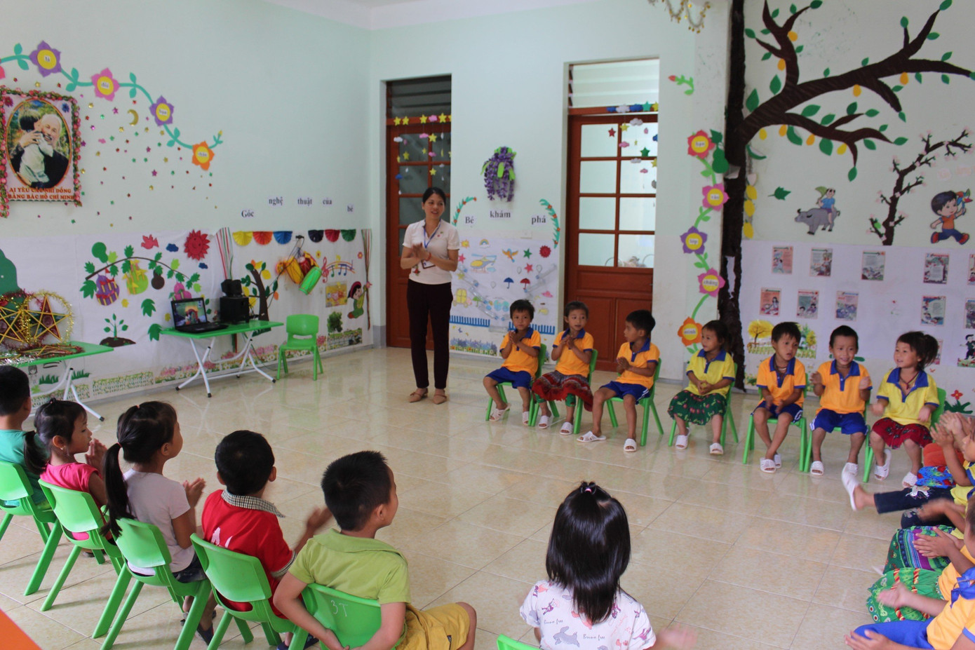 Cô giáo này kiến nghị, bồi dưỡng và có cơ chế thu hút giáo viên. Cô giáo này kiến nghị, bồi dưỡng và có cơ chế thu hút giáo viên.