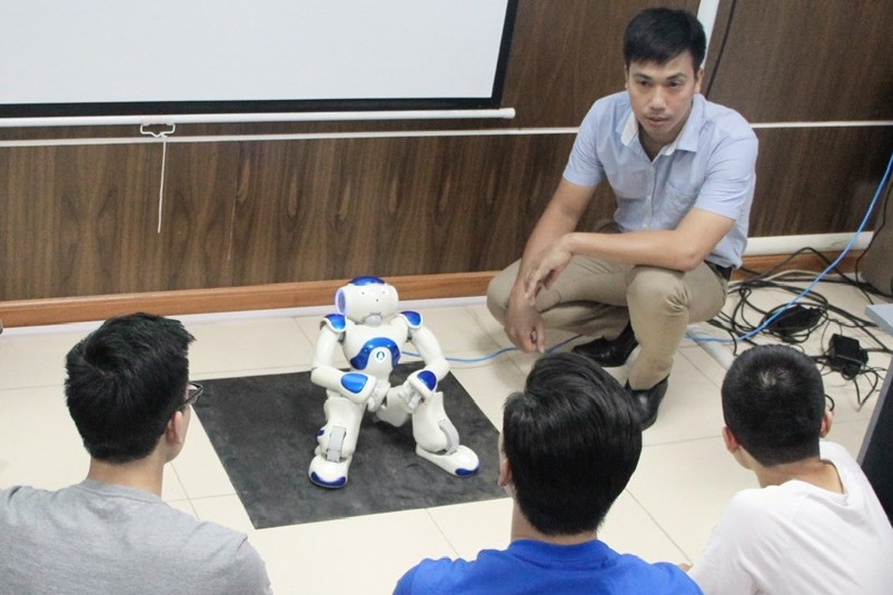 Học sinh được trải nghiệm điều khiển robot. Học sinh được trải nghiệm điều khiển robot.