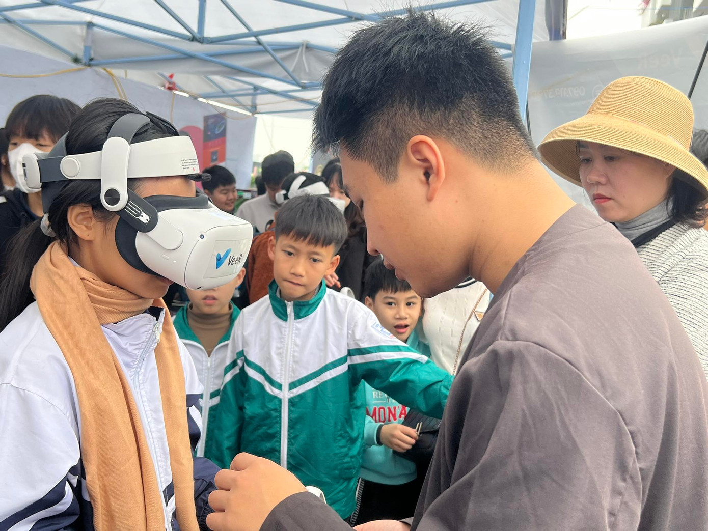 Học sinh trải nghiệm thiết bị thực tế ảo tại ngày hội. Học sinh trải nghiệm thiết bị thực tế ảo tại ngày hội.