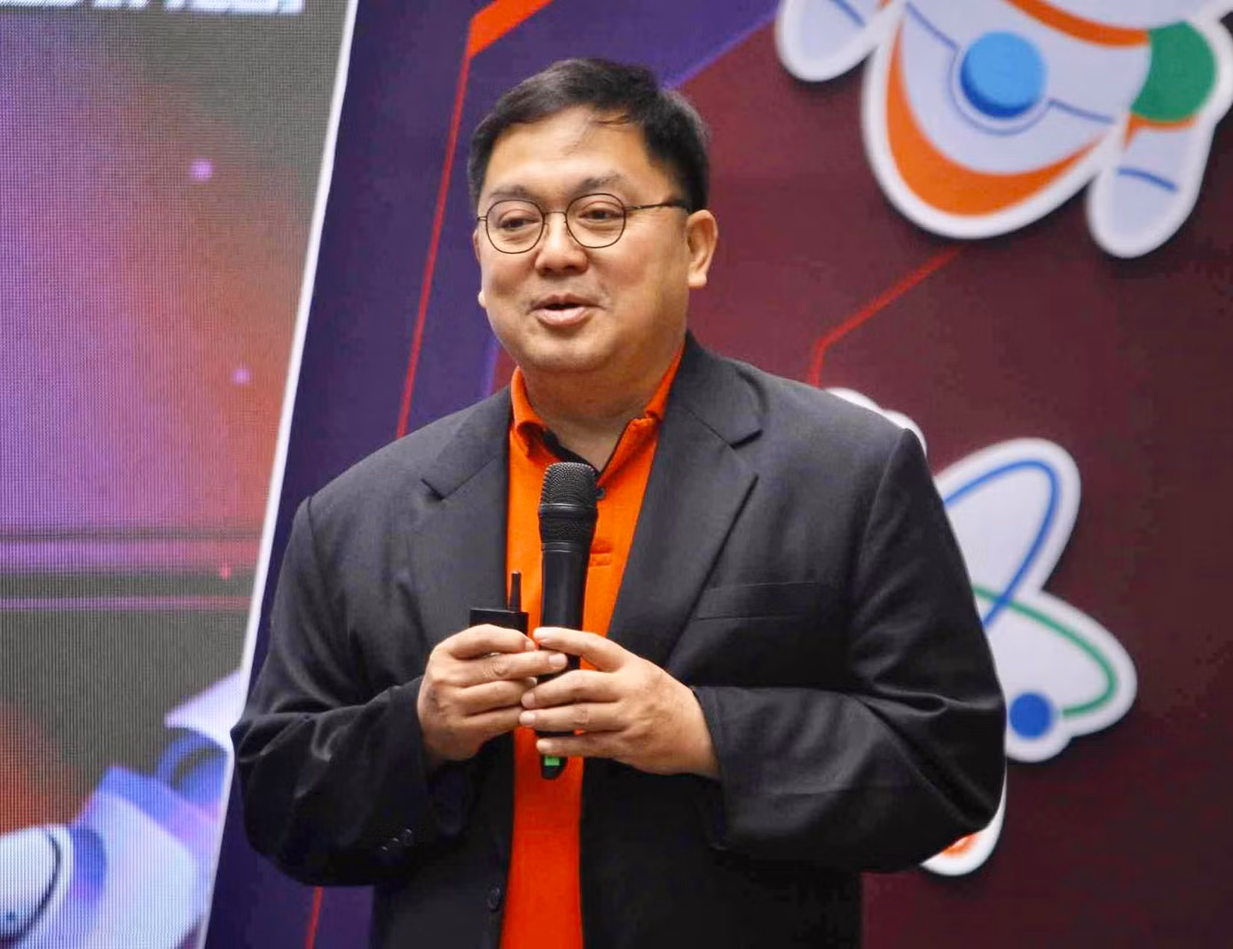 Ông Hoàng Nam Tiến, Phó Chủ tịch Hội đồng Trường Đại học FPT dự báo, ngành nghề là xu hướng từ năm 2030 như Khoa học máy tính, Marketing, AI, Big Data, sản xuất nội dung…
