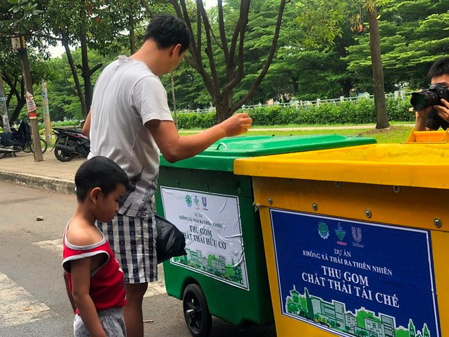 Hướng dẫn phân loại rác tại nguồn ở TPHCM. Ảnh: UP.