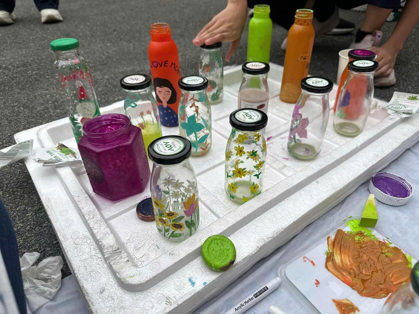 Chai lọ được học sinh sáng tạo, tái chế trong ngày hội. Chai lọ được học sinh sáng tạo, tái chế trong ngày hội.