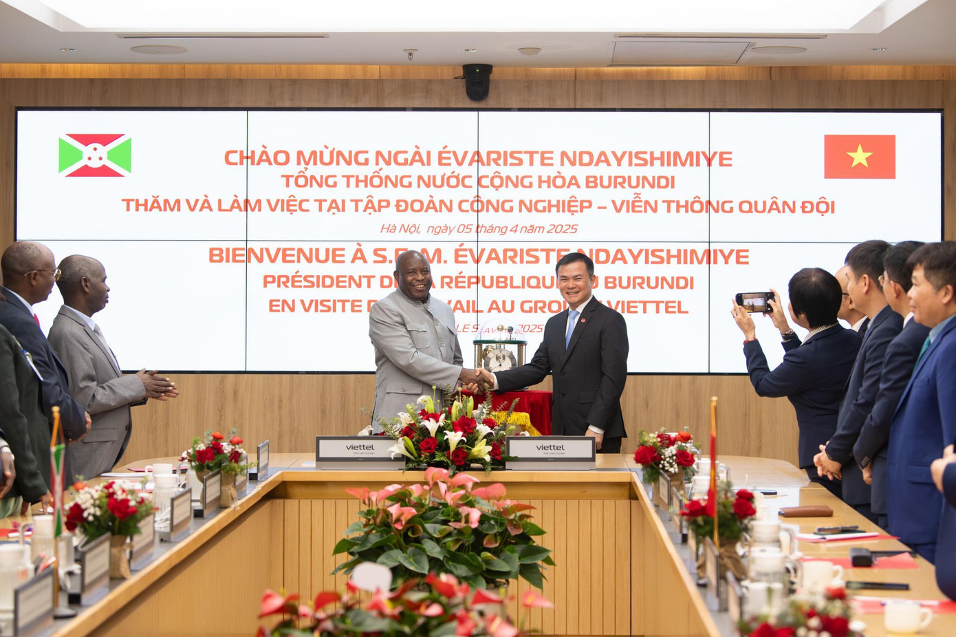 Viettel cam kết đầu tư lâu dài, mang lại lợi ích cho đất nước và người dân Cộng hoà Burundi. Viettel cam kết đầu tư lâu dài, mang lại lợi ích cho đất nước và người dân Cộng hoà Burundi.