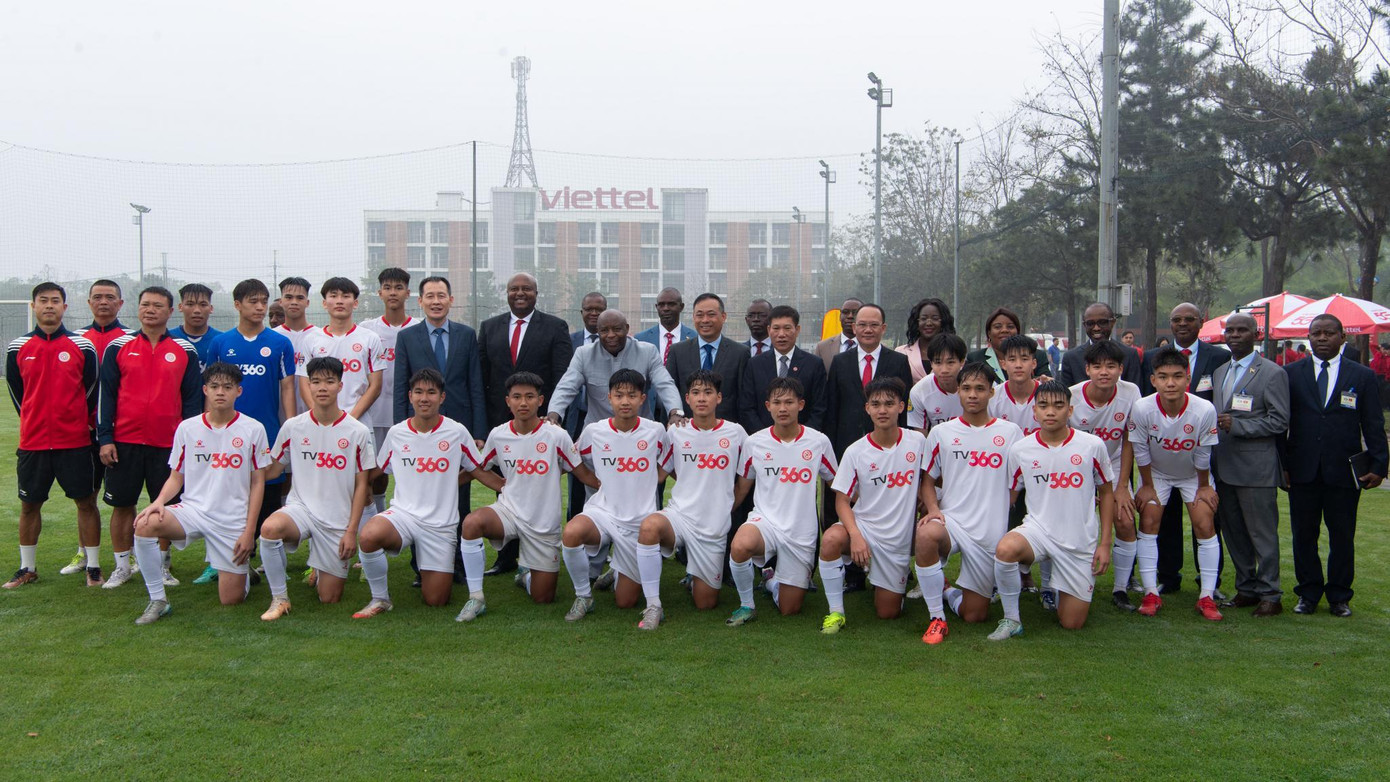 Tổng thống của Burundi chụp ảnh cùng các cầu thủ Thể Công - Viettel. Tổng thống của Burundi chụp ảnh cùng các cầu thủ Thể Công - Viettel.