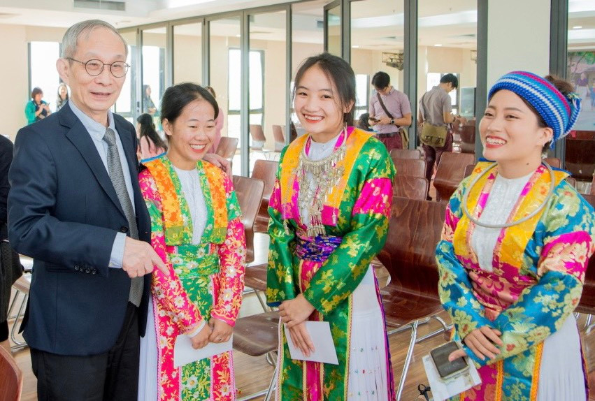 Ông Nguyễn Xuân Khang cùng những sinh viên đầu tiên thực hiện dự án đào tạo giáo viên tiếng Anh cho huyện Mèo Vạc (Hà Giang).