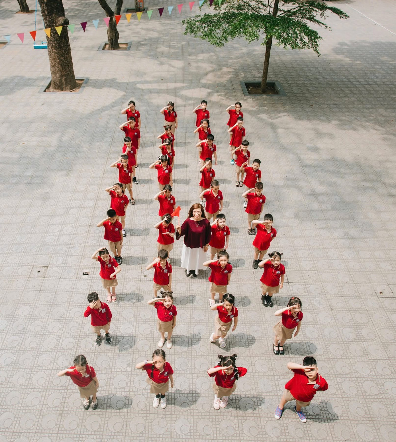 Học sinh Trường tiểu học Tây Sơn, quận Hai Bà Trưng xếp hàng chào cờ Tổ quốc ở sân trường. Học sinh Trường tiểu học Tây Sơn, quận Hai Bà Trưng xếp hàng chào cờ Tổ quốc ở sân trường.