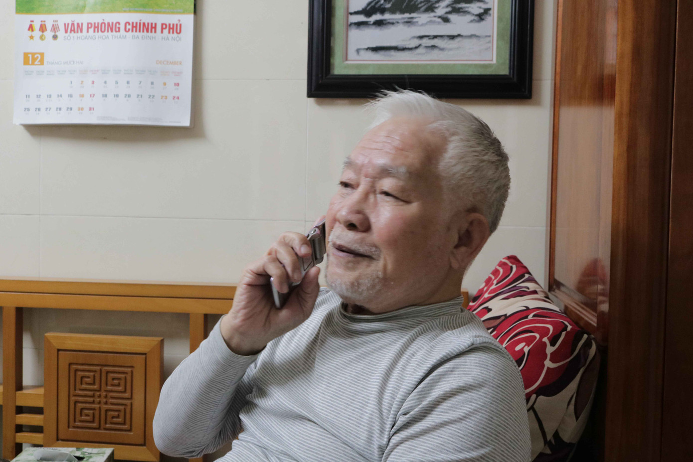Ông Nguyễn Thụ ở Hai Bà Trưng, Hà Nội chia sẻ sẵn sàng chuyển sang điện thoại thông minh dù ông chỉ có nhu cầu nghe gọi.